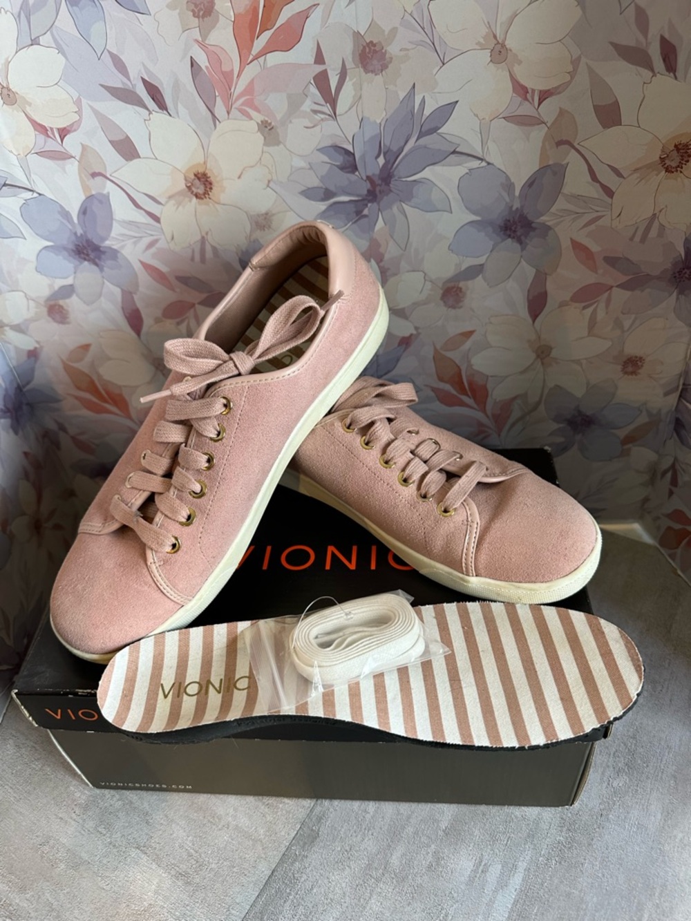 Vionic Sunny Brinley Light Pink Casual Suede Lace-Up Sneakers Size 8.5